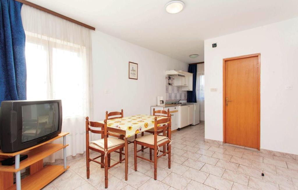 Apartmani Mile Krk Town Exterior foto