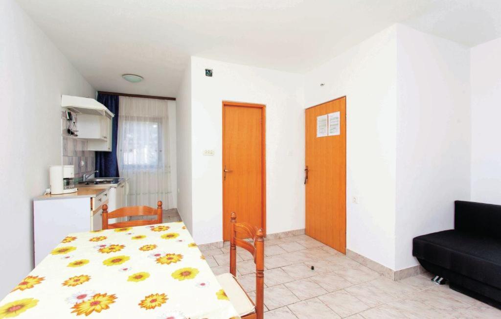 Apartmani Mile Krk Town Exterior foto
